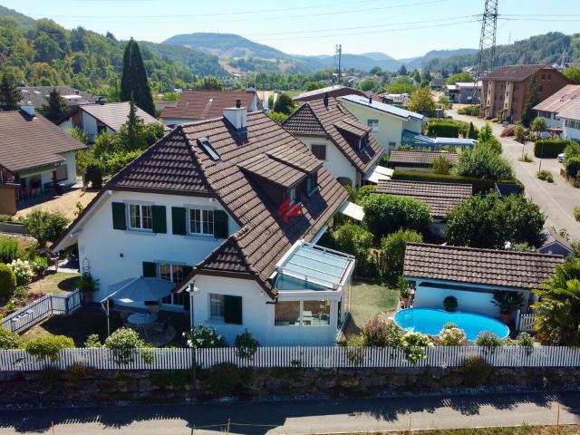 Doppeleinfamilienhaus mit Pool und Wintergarten