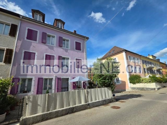 Doppelhaus mit zwei Wohneinheiten und einer Terrasse