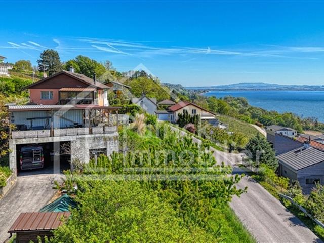 Doppelhaus mit atemberaubendem Blick auf den Lake Murten und großem Baupotenzial