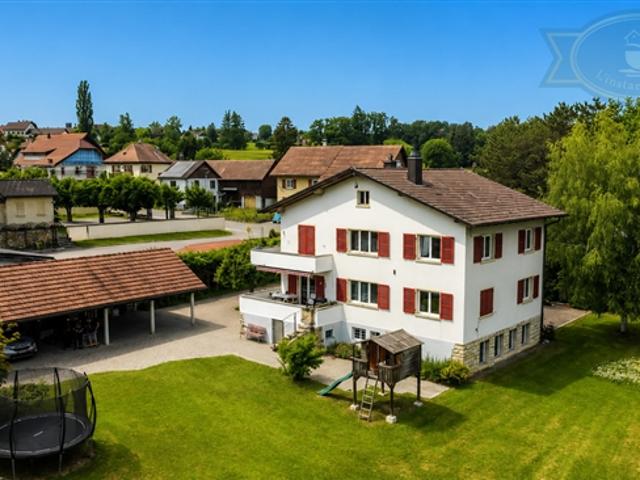 Doppelhaus mit großem Grundstück und ausbaufähigem Pavillon