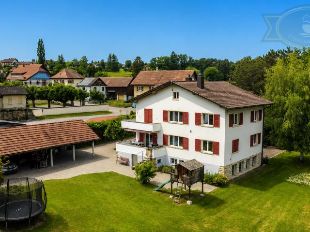 Doppelhaus mit großem Grundstück und ausbaufähigem Pavillon