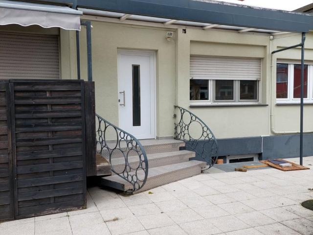 Doppelhaus Hälfte, mit Gewerbe, Büro, etc