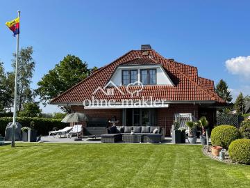 Doppelhaushälfte im Versatz Walmdachhaus mit Weitblick