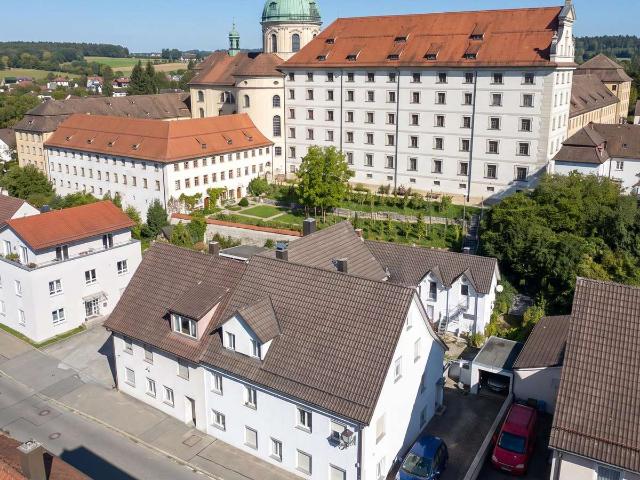 Doppelhaus + separates Haus 2 Apartments insgesamt 13 Zimmern in Weingarten direkt bei der Basilika