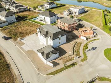 Doppelhaus Villa in bester Nachbarschaft mit höchster Wohnqualität am traumhaften Aqualina Privatbadesee | belagsfertig