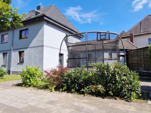 Doppelhaushälfte mit 4 Schlafzimmern, zwei Bädern und Garten