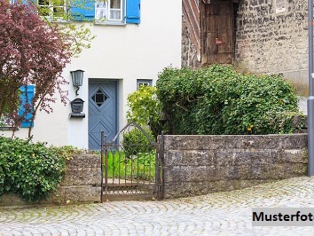 Doppelhaushälfte mit Terrasse und Garage