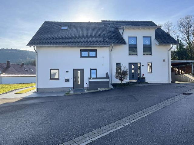 Doppelhaushälfte mit VILLEN CHARME elegant, modern und mit Pool