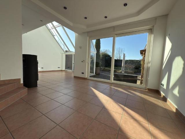 Doppelhaushälfte mit Wintergarten, Kamin, Sauna & schönem Garten zur Miete!