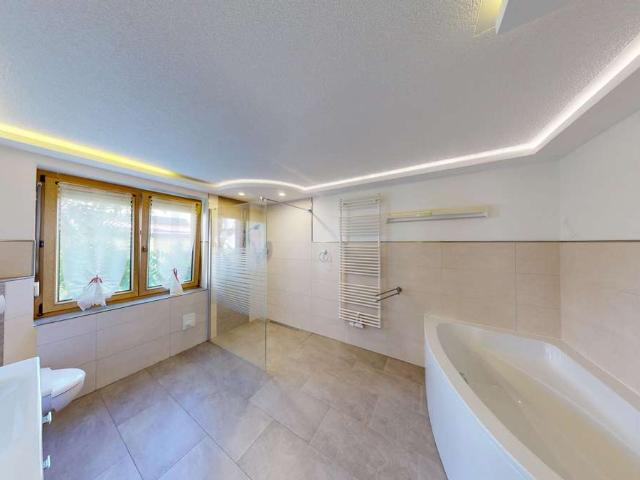 Doppelhaushälfte mit zwei Wohnbereichen, Sauna und Familiengarten