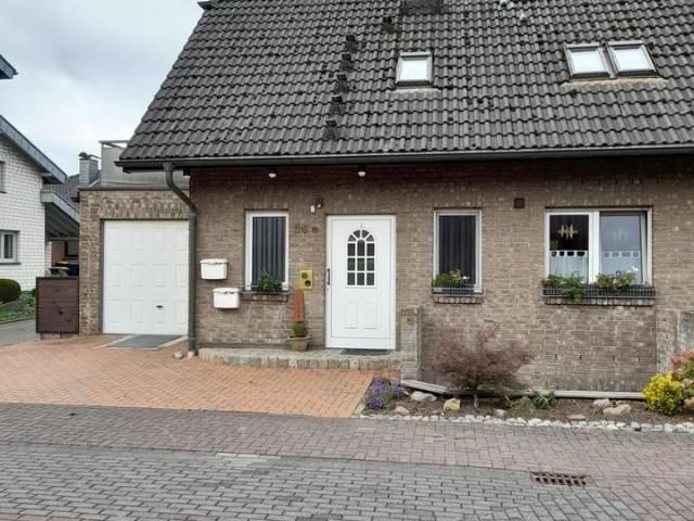 Doppelhaushälfte mit zwei Wohnparteien in guter Wohnlage