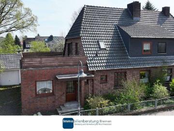 Doppelhaushälfte mit Anbau und Garage auf großem Grundstück