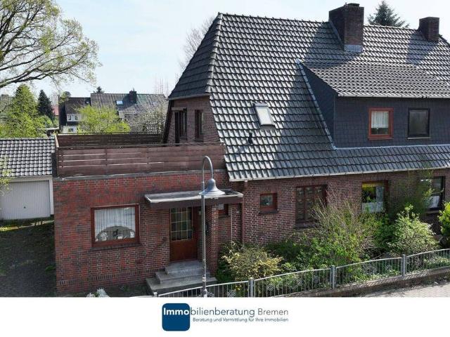 Doppelhaushälfte mit Anbau und Garage auf großem Grundstück