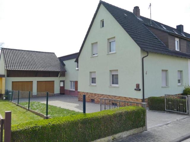 Doppelhaushälfte mit Ausbaupotenzial, Garten & Doppelgarage
