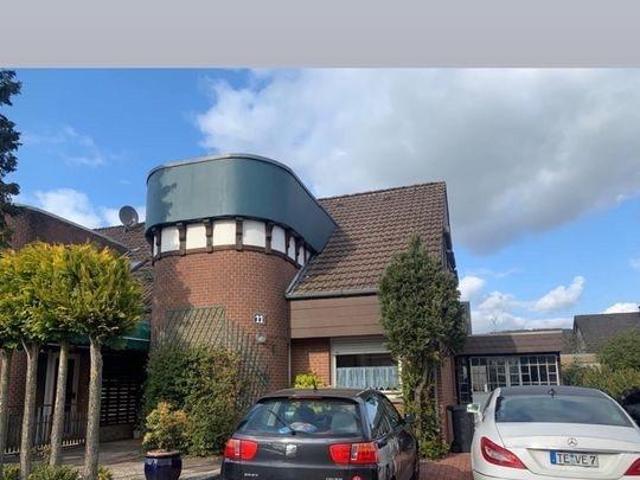 Doppelhaushälfte mit ausgebautem Keller und Garten