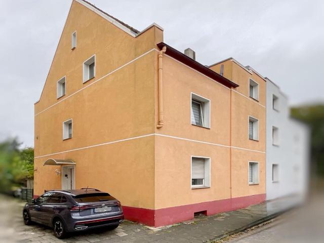 Doppelhaushälfte mit drei Wohneinheiten und Garten in Duisburg