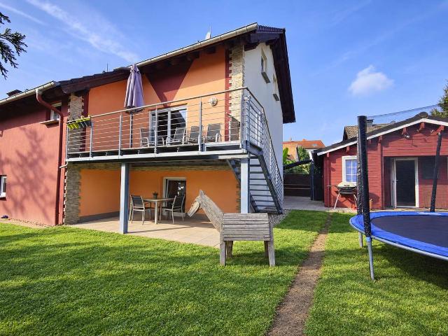 Doppelhaushälfte mit Einliegerwohnung, Balkon und Garten