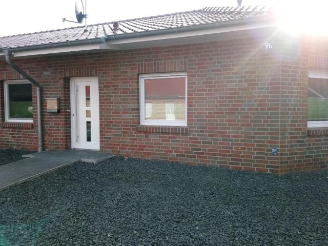 Doppelhaushälfte mit eigenem Garten, Terrasse & Carport in Weener