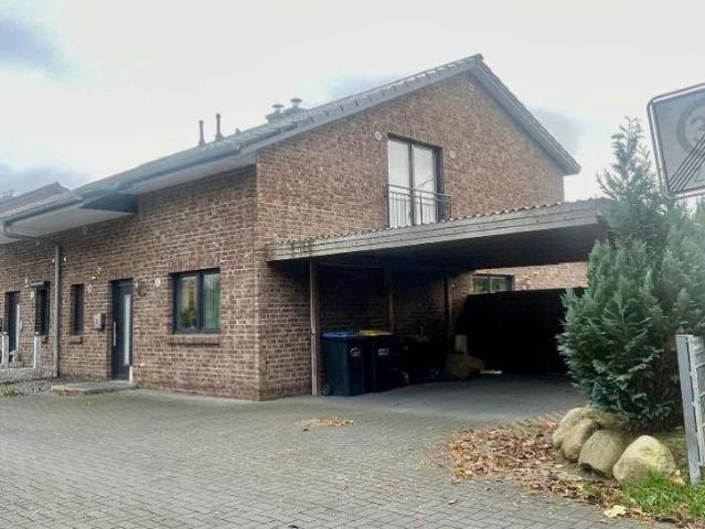 Doppelhaushälfte mit Fußbodenheizung, Einbauküche, 2 Bädern, Terrasse und Carport
