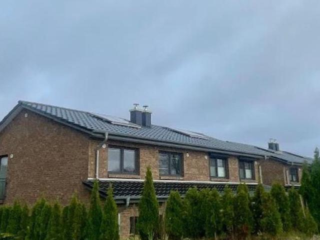 Doppelhaushälfte mit Fußbodenheizung, Einbauküche, 2 Bädern, Terrasse und Carport