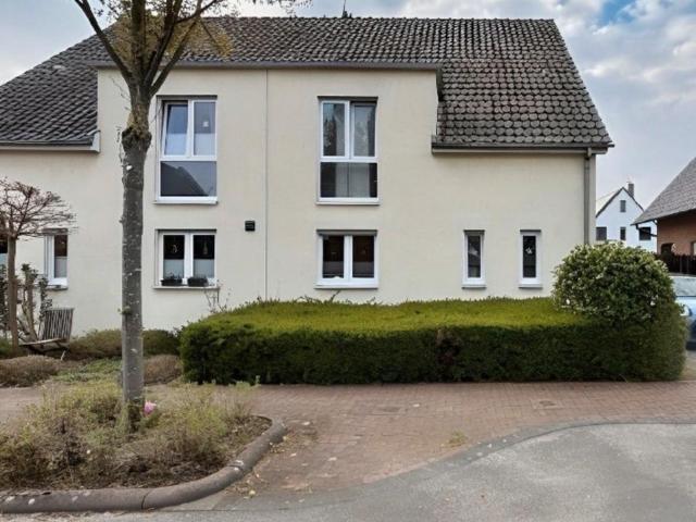 Doppelhaushälfte mit Garten & Carport