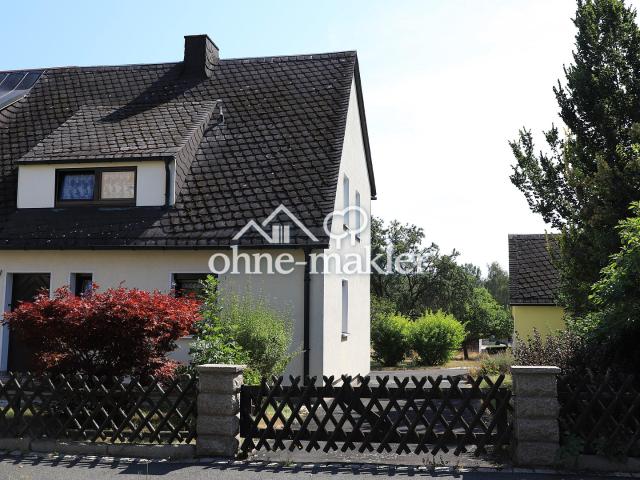 Doppelhaushälfte mit Garten, Garage, Werkstattanbau, Freisitz, Hofraum und Einfahrt