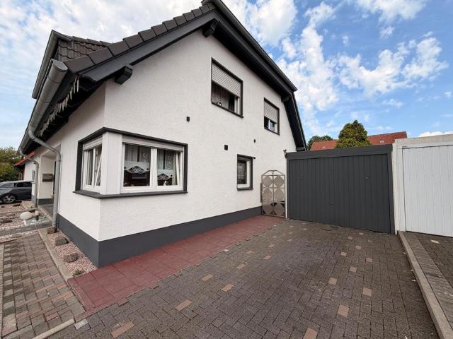 Doppelhaushälfte mit Garage und Garten