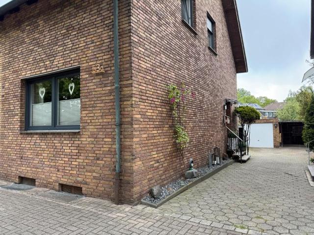 Doppelhaushälfte mit Garage und Garten umfangreich saniert