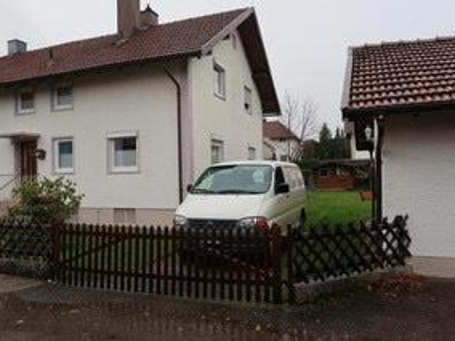Doppelhaushälfte mit Gerage und Gartenhütte