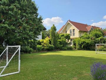 DOPPELHAUSHÄLFTE MIT GROSSEM GARTEN