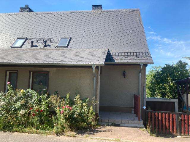 Doppelhaushälfte mit großem Garten, Terrasse und Garage in Hainichen