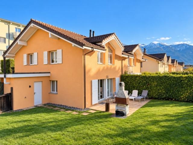 DOPPELHAUSHÄLFTE MIT GROSSEM GARTEN ZUM VERKAUF IN VOUVRY