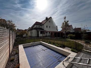 Doppelhaushälfte mit großem Garten, Pool & perfekter Anbindung
