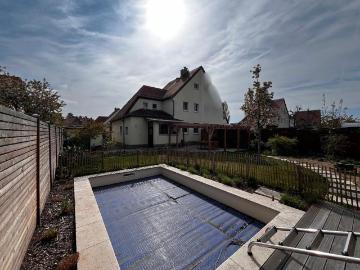 Doppelhaushälfte mit großem Garten, Pool & perfekter Anbindung