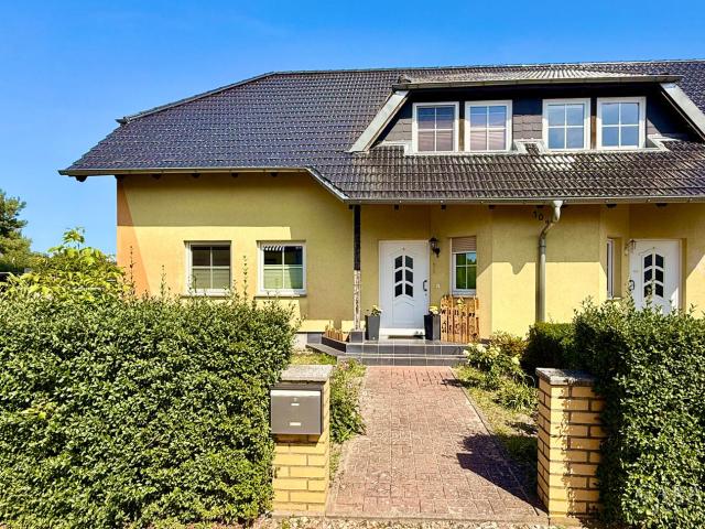 Doppelhaushälfte mit großem Grundstück