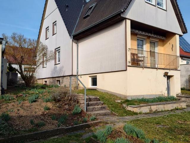 Doppelhaushälfte mit großem Grundstück, Garagen in Giebelstadt