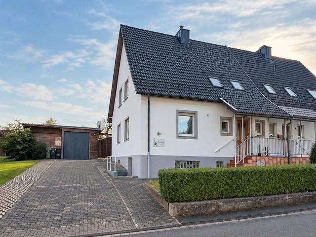 Doppelhaushälfte mit großem Grundstück & Dachraumfläche