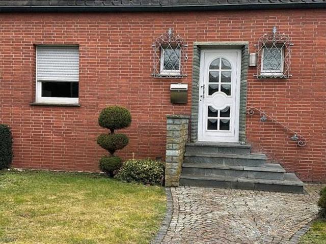 Doppelhaushälfte mit großem Grundstück und Wintergarten