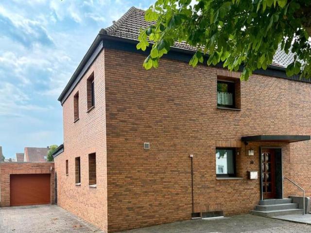 Doppelhaushälfte mit großem Südgarten, Sauna und langer Garage