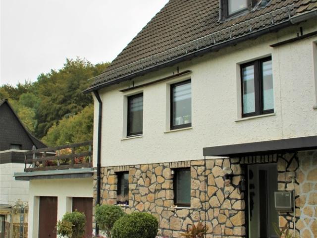 Doppelhaushälfte mit großer Garage und mehr!