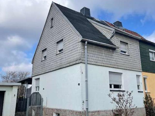 Doppelhaushälfte mit Grundstück und Garage in Freiberg