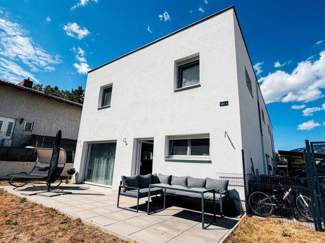 Doppelhaushälfte mit modernem Wohnkomfort Wärmepumpe mit Kühlfunktion Fenster mit 3 fach Isolierverglasung Glasfaseranschluss