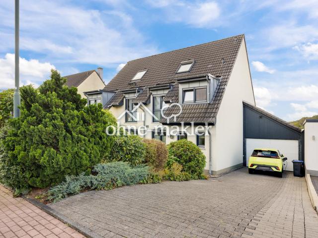 Doppelhaushälfte mit PV Anlage, Garten, großer Garage und Klimaanlage im Dachgeschoss