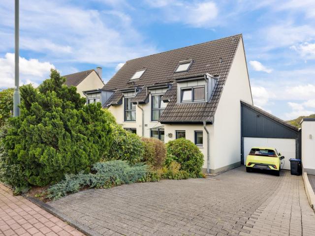 Doppelhaushälfte mit PV Anlage, Garten, großer Garage und Klimaanlage im Dachgeschoss