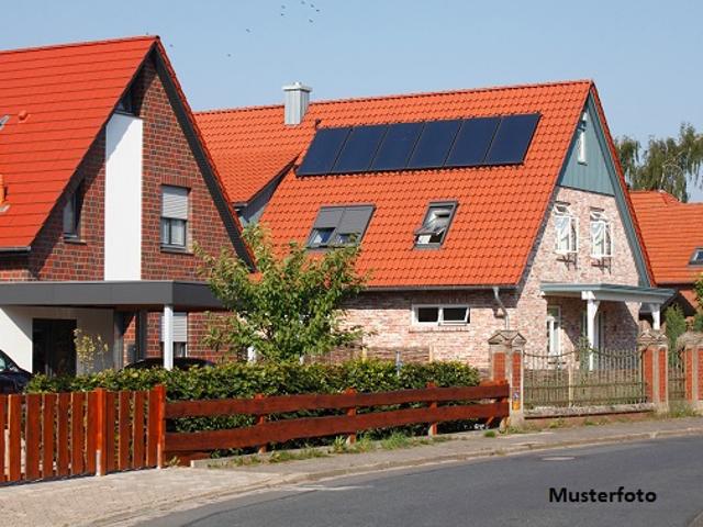 Doppelhaushälfte nebst Wintergarten und Terrasse auf sehr großem Grundstück