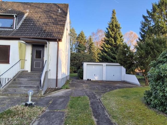 Doppelhaushälfte auf 850 m² Grundstück mit Doppelgarage und Entwicklungspotenzial in ruhiger Lage