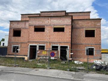 DOPPELHAUSHÄLFTE AM STADTRAND! Rohbau zum selbst Fertigstellen!