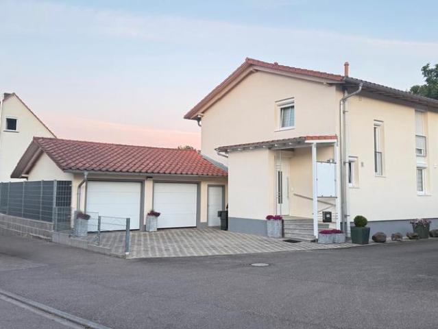 Doppelhaushälfte, Doppelgarage, Sackgasse