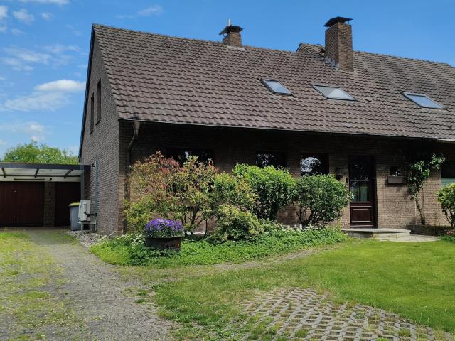 Doppelhaushälfte Einfamilienhaus, ländl. ruhige Lage und doch zentral, ges. Infrastruktur fußläufig