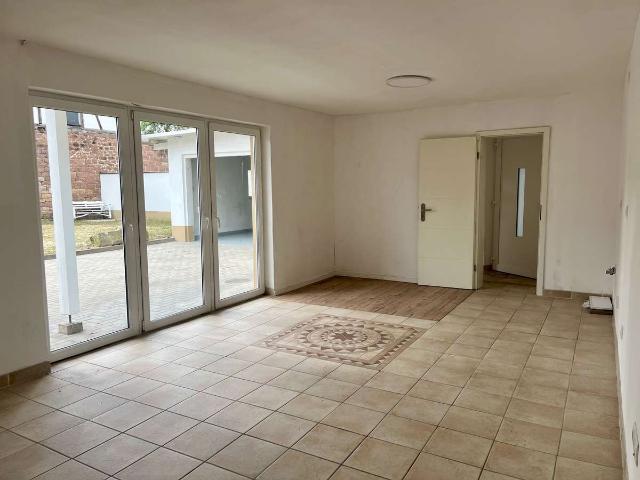 Doppelhaushälfte grenzständig Speyerdorf, mit Garten + Stellplatz